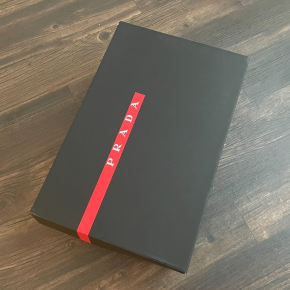 Prada - Picture 4 of 4